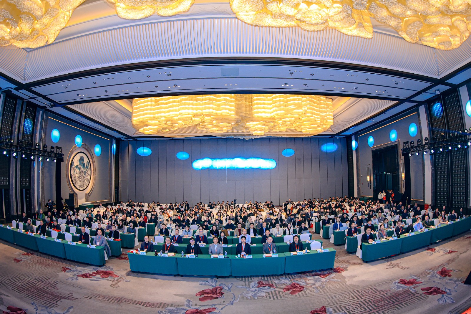 1765180438288398.jpg 会场大合影(1).jpg